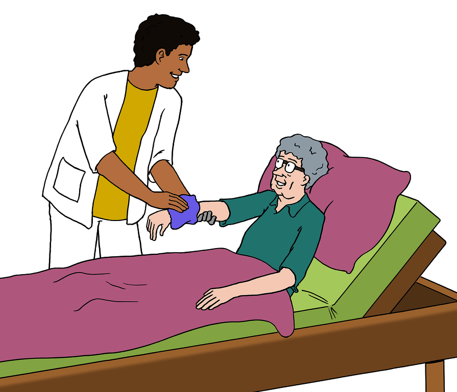 Eine ältere Dame liegt im Bett. Ein Pfleger hält ihre Hand.